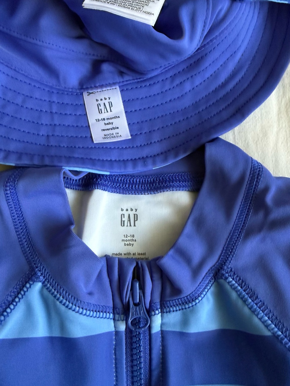 ✨FINAL MARKDOWN✨GAP Boys Blue Striped Rashguard Swim Set with Matching Hat - Picture 3 of 3